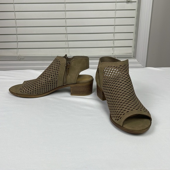Soda Size 6 Perforated Heels - Picture 3 of 6